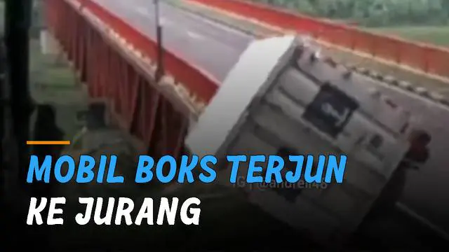 Beredar video sebuah mobil boks terjun ke jurang. Detik-detik insiden itu terjadi terekam kamera CCTV milik Pembangkit Jawa Bali Cirata.