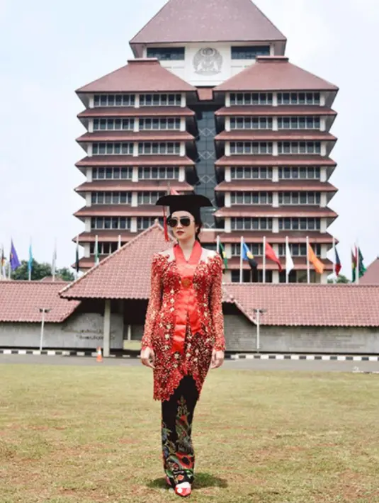 Di tahun 2018 ini, gadis kelahiran 1 Februari 1996 ini berhasil menyelesaikan studi sarjananya. (Foto: instagram.com/febbyrastanty)