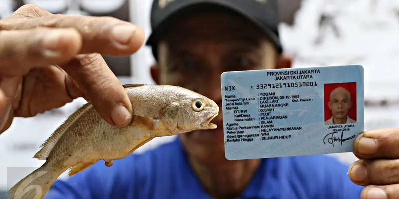 20160419-Diragukan Ahok, Nelayan Bawa Bukti Ikan dan KTP-Jakarta