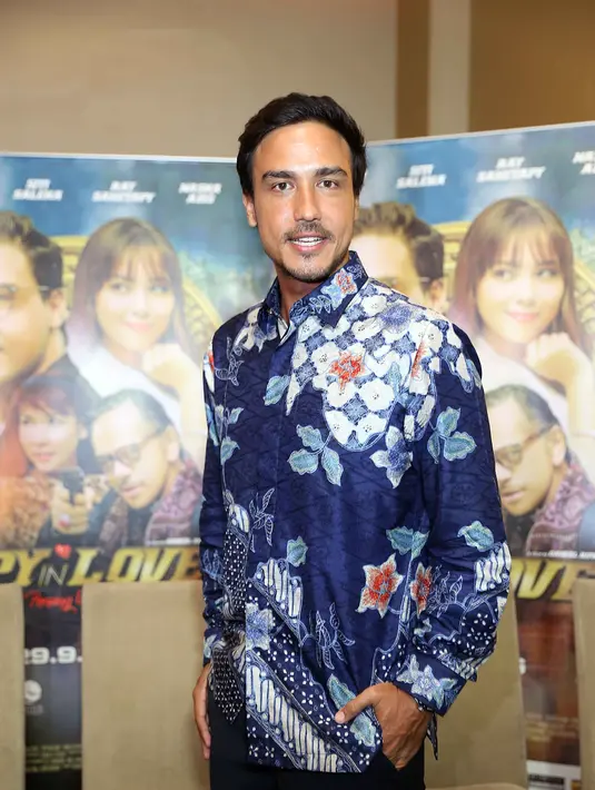 Bahkan demi keseriusannya untuk menjadikan istri, Hamish rela melamar kekasihnya bernama Pevita. Hamis melamar artis asal Malaysia itu di depan orang banyak alias tempat umum. (Deki Prayoga/Bintang.com)