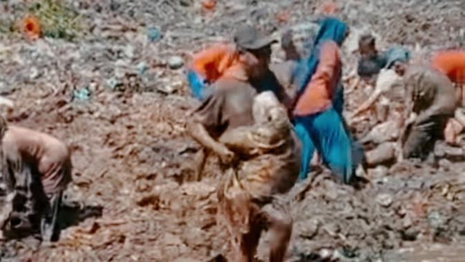 Tangkapan layar video viral warga rebutan daging kerbau impor India di timbunan sampah di Kabupaten Bengkalis. (Liputan6.com/M Syukur)