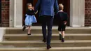 Pangeran George dan Putri Charlotte mengunjungi tempat Kate Middleton melahirkan di Rumah Sakit St Mary's, London, Senin (23/4). Berbeda dengan Pangeran George yang terlihat banyak menunduk, Putri Charlotte justru terlihat antusias. (Ben STANSALL/AFP)