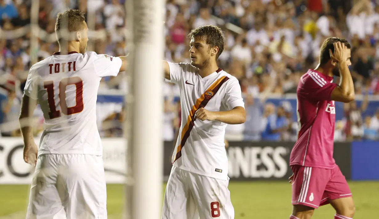 Pemain depan AS Roma, Francesco Totti (kiri), merayakan golnya ke gawang Real Madrid bersama Adem Ljajic di laga International Champions Cup 2014 di Stadion Cotton Bowl, Dallas, (29/7/2014). (REUTERS/Kevin Jairaj-USA TODAY Sports)