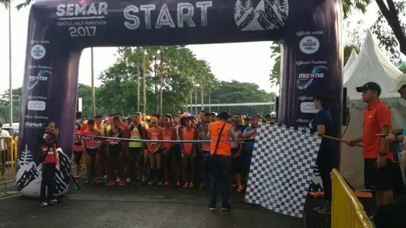 Peserta Sentul Half Marathon 2017 menunggu dimulainya perlombaan, Bogor, Minggu (26/2/2017). 