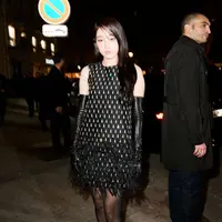 Salah satu tampilan yang mencuri perhatian datang dari Roh Yoonseo, yang tampil dalam balutan mini dress hitam bertekstur dengan detail feather di bagian hem. Dipadukan dengan gloves kulit panjang dan sheer tights.