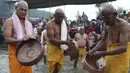 Umat Hindu Nepal mencuci peralatan untuk melakukan ritual selama festival Kuse Aunsi di Kathmandu, Jumat (30/8/2019). Anak laki-laki dan perempuan yang ayahnya masih hidup wajib menghabiskan waktu bersama dengan membawa hadiah. (AP Photo/Niranjan Shrestha)