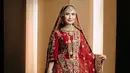 <p>Seperti inilah penampilan penyanyi dangdut itu berbalut busana khas India nuansa merah dan emas. (Instagram/isdadahlia).</p>