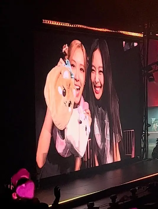 Sling bag berbentuk karakter menambah imut penampilannya. Belum lagi rambut panjang bergelombangnya dibelah tengah dan diberi jepit kecil. Mana penampilan Jennie BLACKPINK yang mungil bak peri, yang jadi favoritmu, Sahabat FIMELA? Foto: Instagram.