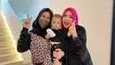 Rieta Amilia dan Amy Qanita kerap terlihat bersama di berbagai acara. Terbaru, keduanya ini diketahui menghadiri acara rilisan kolaborasi pakaian milik Nagita Slavina. (Liputan6.com/IG/@rieta_amilia)