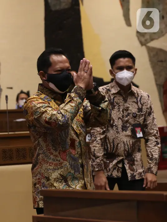 Menteri Dalam Negeri (Mendagri) Tito Karnavian menyapa peserta rapat dengar pendapat (RDP) dengan Komisi II di gedung DPR RI, Jakarta, Selasa (19/1/2021). Rapat tersebut membahas evaluasi pelaksanaan pemilihan kepala daerah (Pilkada) 2020 pada 9 Desember  lalu. (Liputan6.com/Angga Yuniar)