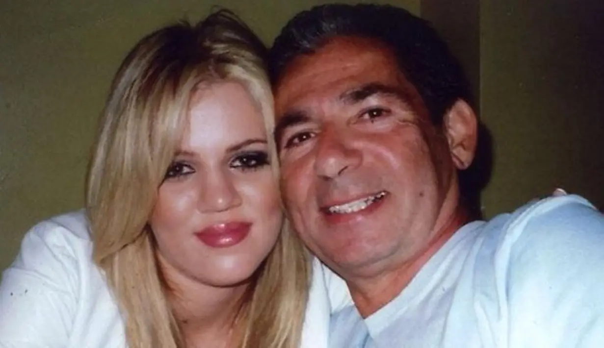 "Khloe tahu persis tumbuh tanpa seorang ayah dan ia tak ingin hal itu terjadi pada anaknya," ujar sumber. (youfrisky.com)