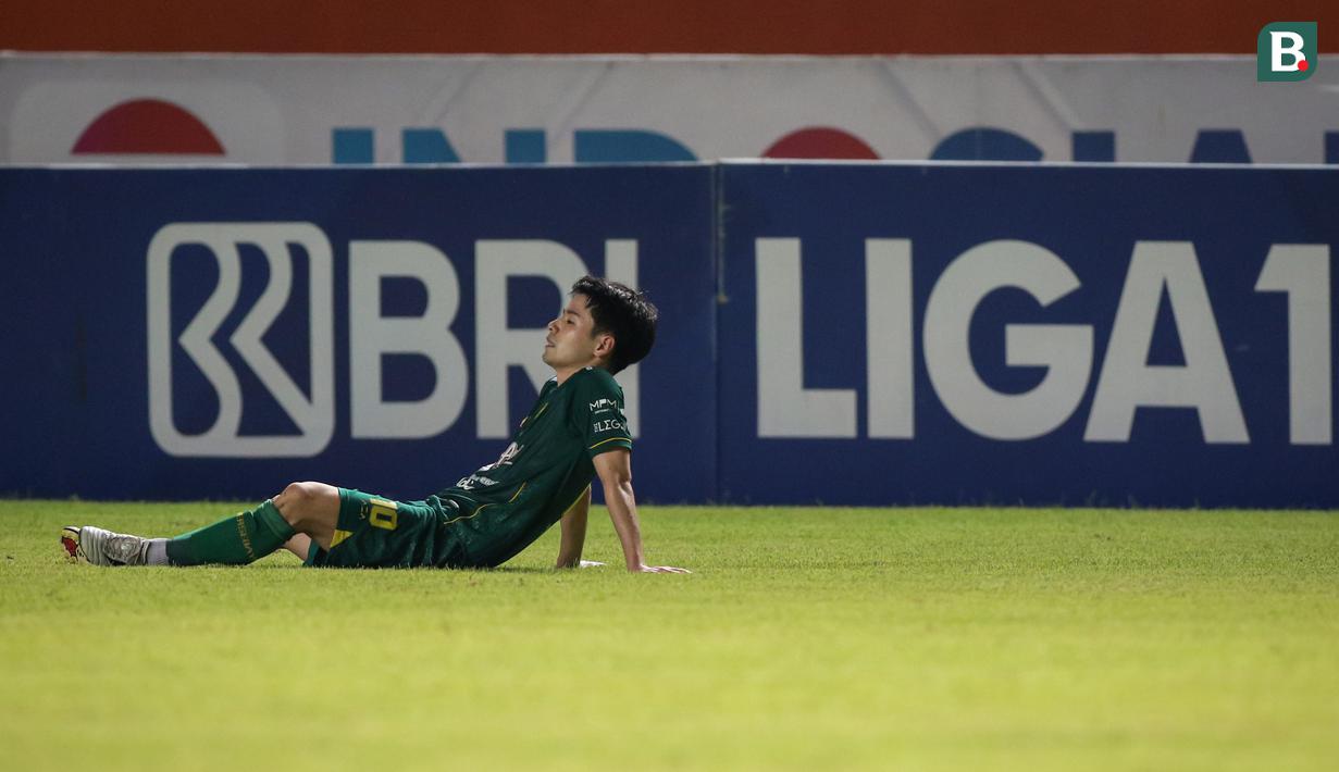 Ekspresi kecewa pemain Persebaya Surabaya, Taisei Marukawa usai laga pekan ke-8 BRI Liga 1 2021/2022 melawan Persela Lamongan di Stadion Maguwoharjo, Sleman, Kamis (21/10/2021). (Bola.com/Bagaskara Lazuardi)