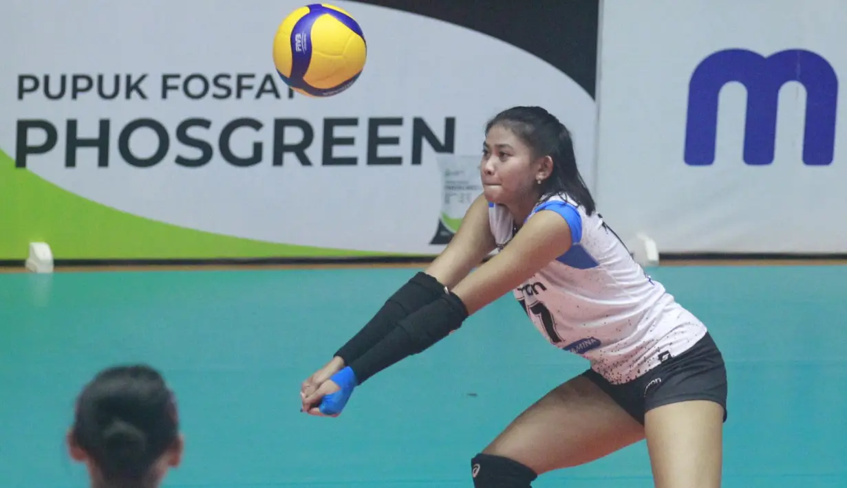 Pevoli putri Jakarta Pertamina Fastron berusaha mengembalikan bola dari pemain Gresik Petrokimia Pupuk Indonesia pada pertandingan lanjutan seri pertama putaran kedua Proliga 2023 yang berlangsung di GOR Tridharma Gresik, Minggu (5/2/2023). (Dok. Proliga)