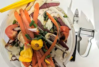Banyak orang masih terbiasa mencampur seluruh sampah dapur dalam satu tempat (Sumber: Pexels.com)