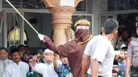 Walikota Banda Aceh Illiza Saaduddin Djamal memberi peringatan kepada para penonton eksekusi hukuman cambuk.
