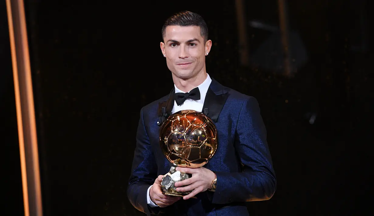 Bintang Real Madrid asal Portugal, Cristiano Ronaldo, dinobatkan sebagai peraih Ballon d'Or 2017 di Menara Eiffel, Paris, Jumat (8/12/2017). Gelar Ballon d'Or kelima bagi CR7 ini sekaligus menyamai raihan Ballon d'Or milik Messi. (AFP/Franck Faugere)