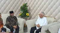 Presiden Partai Keadilan Sejahtera (PKS) Ahmad Syaikhu mengunjungi Ketua Umum Pimpinan Pusat Muhammadiyah periode 2005-2010 Din Syamsuddin di Pondok Labu, Jakarta Selatan, Selasa (23/2/2023). (Merdeka.com/Lydia Fransisca)