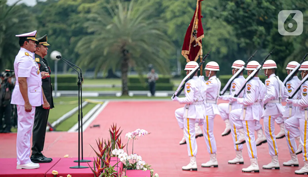 Panglima TNI Laksamana TNI Yudo Margono (kedua kiri) dan mantan Panglima TNI Jenderal TNI Andika Perkasa (kiri) pada acara serah terima jabatan Panglima di Mabes TNI, Cilangkap, Jakarta, Selasa (20/12/2022). Yudo Margono dilantik sebagai Panglima TNI oleh Presiden Joko Widodo pada 19 Desember 2022 berdasarkan Keputusan Presiden Republik Indonesia Nomor 91/TNI/2022 tentang Pemberhentian dan Pengangkatan Panglima Tentara Nasional Indonesia. (Liputan6.com/Faizal Fanani)