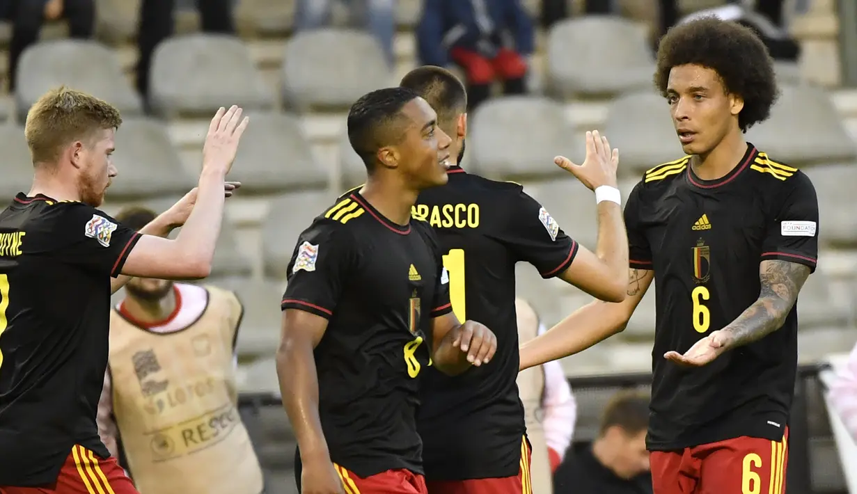<p>Gelandang Belgia, Axel Witsel (kanan) berselebrasi dengan rekan setimnya usai mencetak gol ke gawang Polandia selama pertandingan grup A4 UEFA Nations League di Stadion King Baudouin di Brussels, Kamis (9/6/2022). Belgia menang telak atas Polandia 6-1. (AP Photo/Geert Vanden Wijngaert)</p>