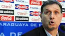 Pelatih Timnas Paraguay asal Argentina, Gerardo "Tata" Martino, dalam konferensi pers saat rilis skuad preliminay La Albirroja di markas besar Asosiasi Sepakbola Paraguay di Asuncion, 4 Mei 2010. AFP PHOTO / Norberto DUARTE