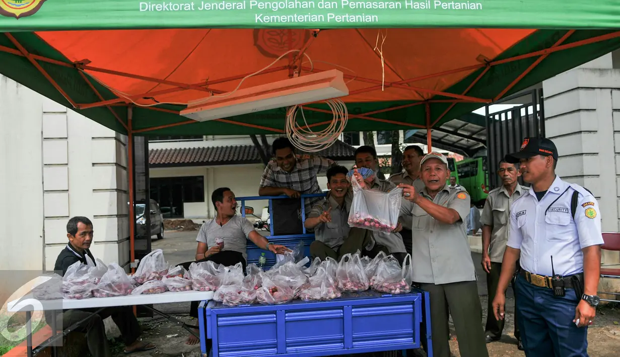 Petugas melayani warga yang membeli bawang merah dengan harga murah, Jakarta, Kamis (26/5/2016). Kementerian Pertanian menggelar pasar murah dengan menjual bawang merah dengan harga Rp 25.000/kg. (Liputan6.com/Yoppy Renato)