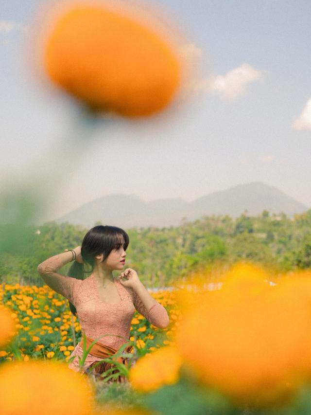 Tampil Menawan, Ini 7 Pemotretan Fuji Pakai Kebaya di Kebun Bunga