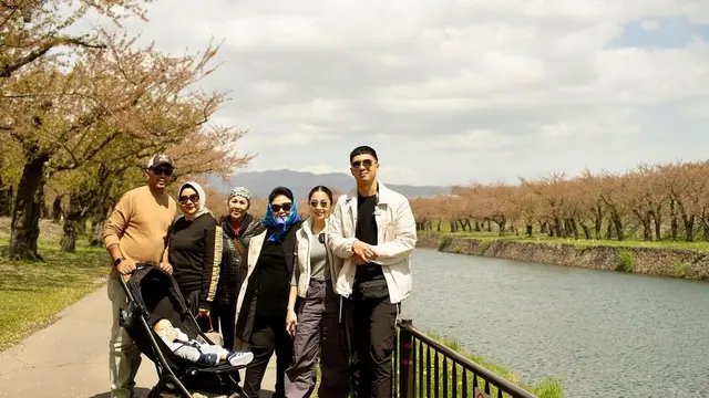 6 Potret Nikita Willy dan Indra Priawan Liburan di Jepang, Ajak Baby Izz