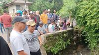 BPBD Kabupaten Tangerang dibantu warga setempat melakukan pencarian balita yang terjatuh ke saluran air (Liputan6.com/Pramita Tristiawati)