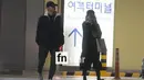 Sama seperti saat berangkat, Song Joong Ki  dan Song Hye Kyo mengenakan gaya berpakaian yang kasual. Keduanya mengenakan pakaian serab hitam, dan Song Hye Kyo tampak menutupi sebagian wajahnya. (Doc. FN Star)