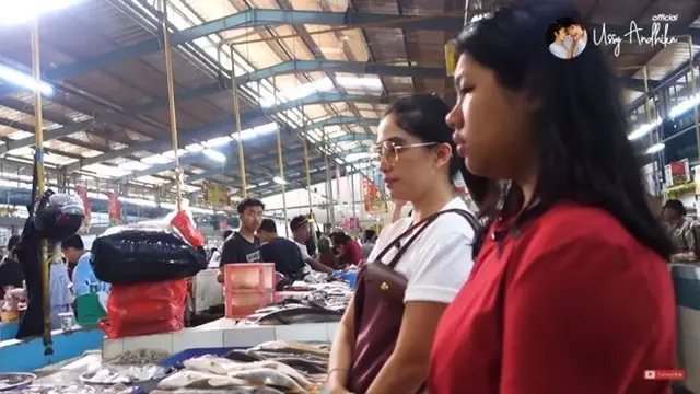 Habiskan Rp 13 Juta, Ini 6 Gaya Ussy Sulistiawaty saat Belanja di Pasar