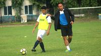 Soni Setiawan (kiri) bersama asisten pelatih PSIS, Widyantoro. (Bola.com/Vincentius Atmaja)