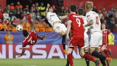 Aksi pemain Bayern, Thiago (kiri) melakukan tendangan salto ke gawang Sevilla pada leg pertama Liga Champions di Sanchez Pizjuan stadium, Seville, (3/4/2018) waktu setempat. Beyern menang 2-1. (AP/Miguel Morenatti)
