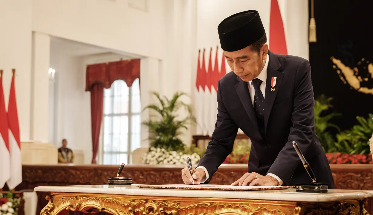 Presiden Jokowi melantik sejumlah menteri,wakil menteri dan dan beberapa kepala badan pemerintahan. (Yasuyoshi CHIBA / AFP)