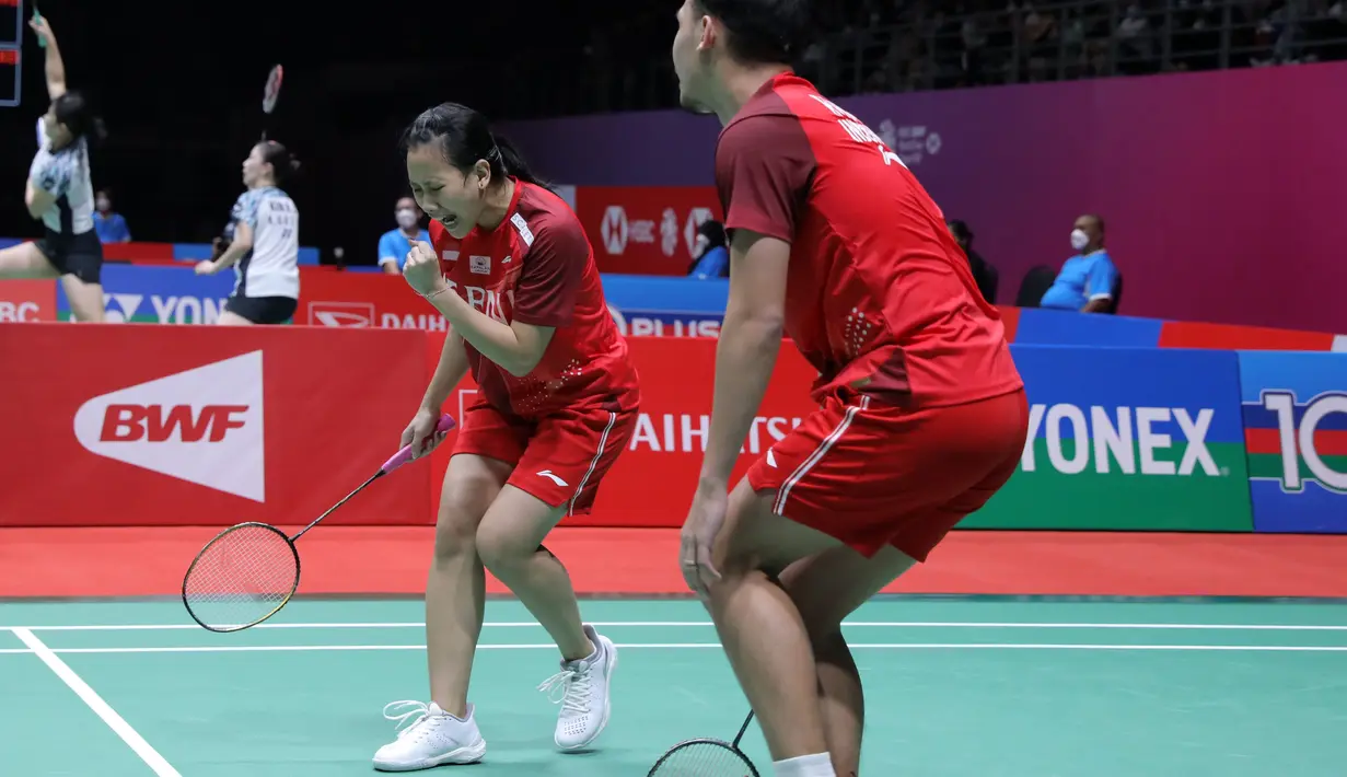 <p>Bermain di Court 2, pasangan Rinov Rivaldy/Pitha Haningtyas Mentari berhasil mengukir sejarah untuk pertama kalinya melaju ke partai final di level Super 500. Mereka sukses mengalahkan wakil Thailand, Supak Jomkoh/Supissara Paewsampran lewat rubber game dengan skor 18-21, 21-10, dan 21-15 dalam tempo 44 menit. (Foto: PBSI)</p>