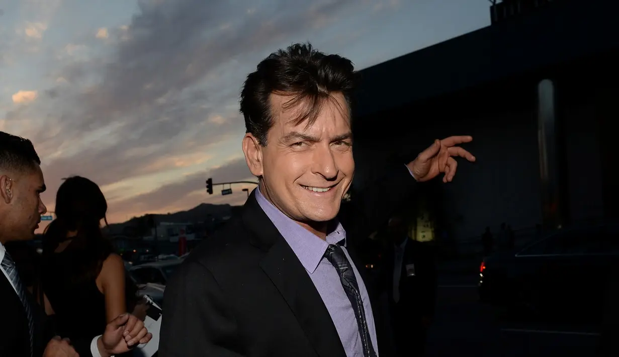 Dilansir laman People, Selasa (17/11/2015), bahkan sumber tersebut menyampaikan tidak ada lagi virus di dalam darah Charlie Sheen. (AFP/Bintang.com)