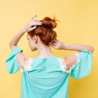 Gaya rambut ini cocok untuk ke berbagai kegiatan, seperti ke kantor, brunch santai, hingga acara semi formal. [Dok/freepik.com/drobotdean]