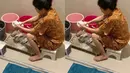Sarwendah memiliki sisi sederhana yang tak mengenal rasa gengsi. Istri Ruben Onsu ini memilih mencuci baju sendiri dengan tangan. Kesederhanaan Sarwendah yang tak manja ini banjir pujian warganet. (Liputan6.com/IG/sarwendah29)