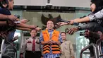 Mantan Menteri ESDM, Jero Wacik usai menjalani pemeriksaan di KPK, Jakarta, Selasa (23/6/2015). Jero diperiksa sebagai tersangka dalam kasus dugaan korupsi di Kementerian Kebudayaan dan Pariwisata yang pernah dipimpinnya. (Liputan6.com/Helmi Afandi)
