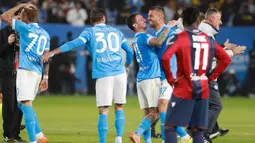 Berlaga di Stadion King Al-Awwal Park, Riyadh pada Senin 22 Desember 2025 malam waktu setempat atau Selasa (23/12/2025) dini hari WIB, Napoli berhasil membungkam perlawanan Bologna dengan skor 2-0. Tampak dalam foto, para pemain Napoli merayakan kemenangan laga final Piala Super Italia melawan Bologna di Stadion King Al-Awwal Park, Riyadh pada Senin 22 Desember 2025 malam waktu setempat. (Fayez NURELDINE/AFP)