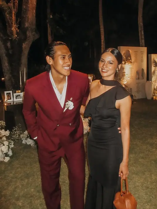 Hana Masalan hadir bersama Sean Gelael yang turut menjadi groomsmen. Hana tampil dengan dress one shoulder sedangkan Sean mengenakan setelan jas maroon. [@gelaelized]