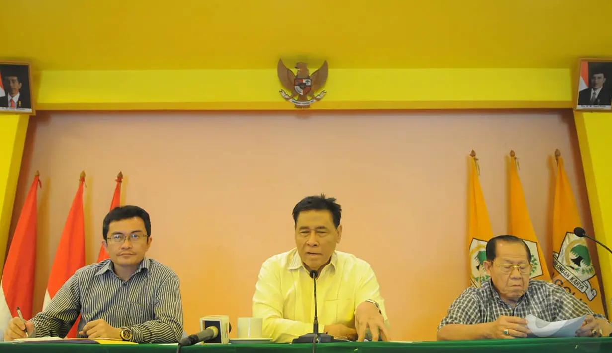 Ketua Mahkamah Partai Golkar, Muladi (tengah), saat konferensi pers di DPP Partai Golkar, Jakarta, Rabu (24/12/2014). (Liputan6.com/Herman Zakharia)