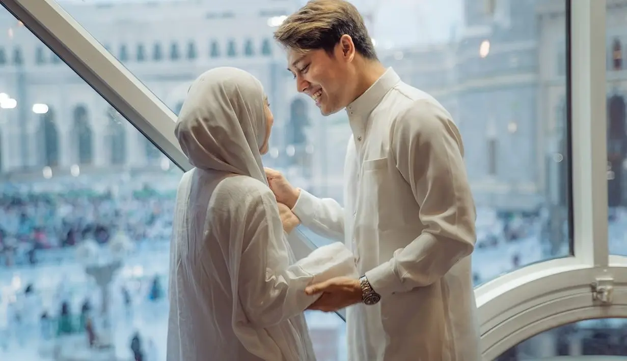 Ademnya potret pasutri Rizky Billar dan Lesti Kejora saat menjalankan ibadah Umrah. Keduanya mengenakan outfit berwarna putih polos. [Foto: Instagram/lestikejora]