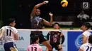 Pemain Timnas voli putra Thailand, Jirayu Raksakaew melakukan smes ke arah pemain Hongkong pada Kejuaraan Voli Asia 2017 ke-16 di GOR Tri Dharma, Gresik, Rabu (26/7). Thailand unggul 3-1 (23-25, 25-8, 25-19, 25-21). (Liputan6.com/Helmi Fithriansyah)
