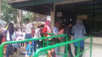 Suasana libur panjang Paskah kali ini tidak begitu berdampak pada Kebun Binatang Ragunan. Kebun seluas 140 ha ini lengang di libur panjang kali ini (Liputan6.com/Delvira Hutabarat)