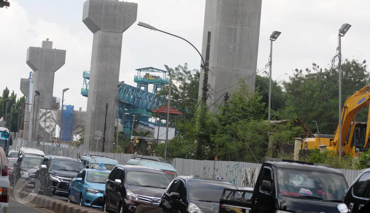 Sejumlah kendaraan melintasi proyek jalur layang Mass Rapid Transit (MRT) di Kawasan Lebak Bulus, Jakarta Selatan, Minggu(15/5). Pembangunan MRT dipercepat juga dalam menyambut Asian Games 2018 serta mengurangi kemacetan.(Liputan6.com/Helmi Afandi)