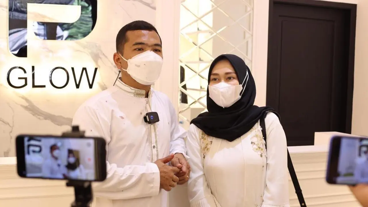 Youtuber Putra Siregar dan istri