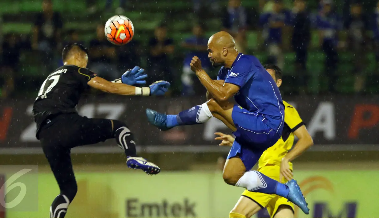 Kiper Mitra Kukar FC, Gerri Martin MM mencoba menahan tendangan penyerang Persib, Serginho van Dijk (kanan) di babak 8 besar Piala Presiden 2017 di Stadion Manahan Solo, Sabtu (25/2). Persib unggul 3-2. (Liputan6.com/Helmi Fithriansyah)