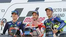 Pembalap Ducati Andrea Dovizioso, berpose dengan dua pembalap Yamaha Maverick Vinales dan Valentino Rossi, setelah berhasil finish di urutan terdepan pada GP Inggris di Sirkuit Silverstone, Minggu (27/8). (AP Photo/Rui Vieira)