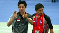 Taufik Hidayat bersama pelatihnya  Mulyo Handoyo usai menjuarai final tunggal putra bulutangkis Olimpiade 2004 di Athena. (EPA/Kim Ludbrook)