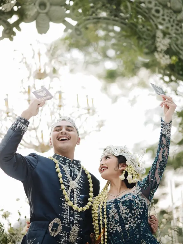 7 Potret Pernikahan Debi Sagita dan Marco Ivanos, Tampil Menawan dengan Siger Sunda